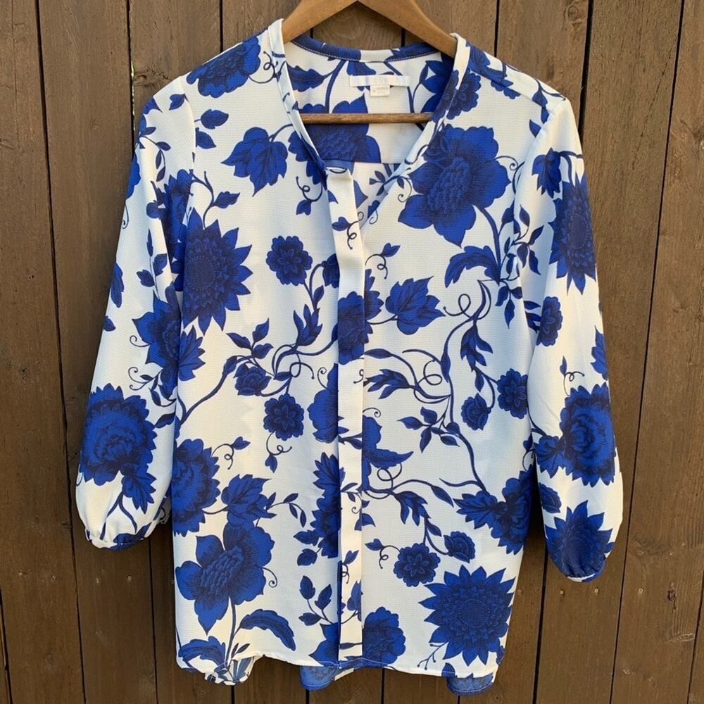 C&E | Blue/White Floral Button Down Blouse Size M